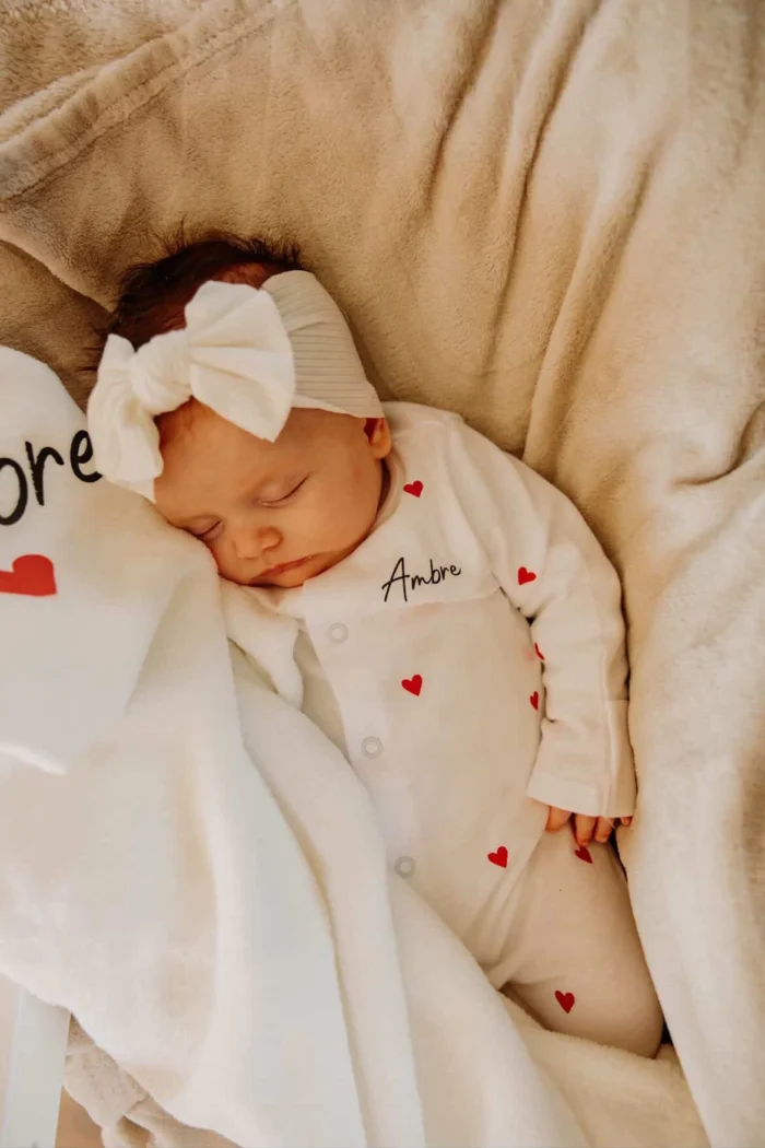 La tenue de naissance coeurs