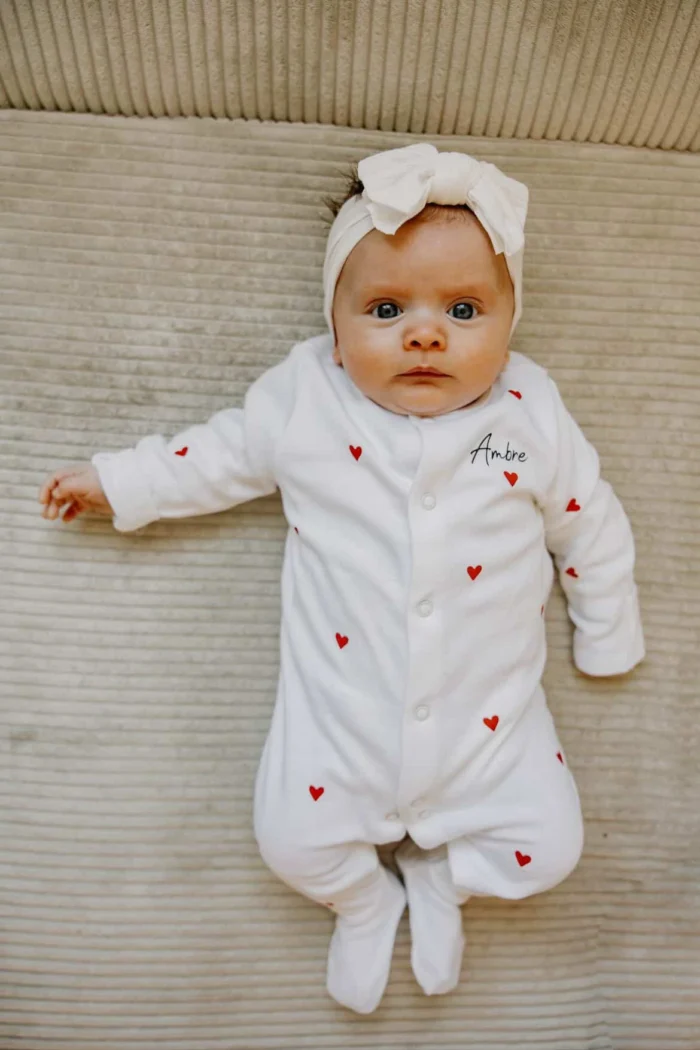 La tenue de naissance coeurs