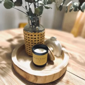 bougie personnalisée posée sur une table