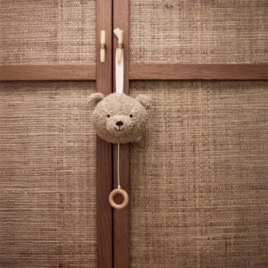 peluche musicale sur une malle
