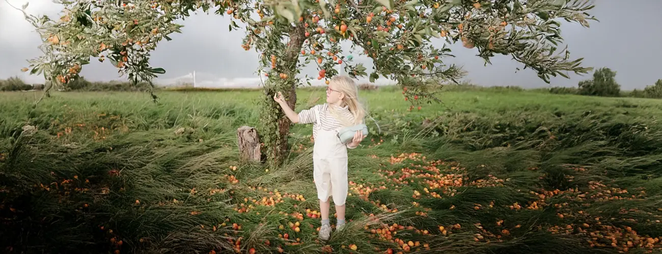 enfant avec une lunchbox personnalisée