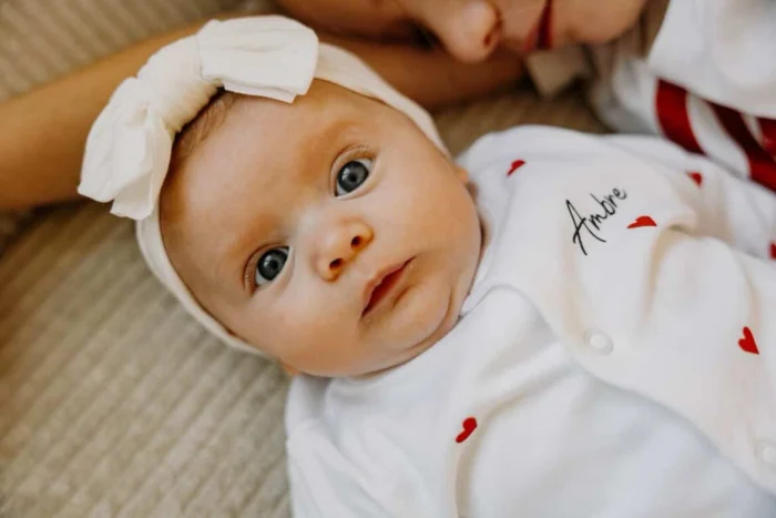 La tenue de naissance coeurs