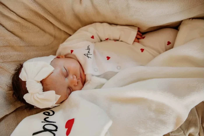 La tenue de naissance coeurs